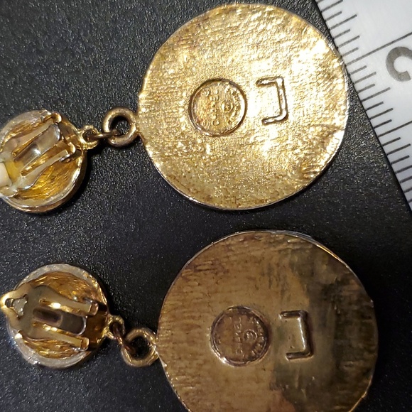 Chanel clip on earrings - Picture 3 of 3